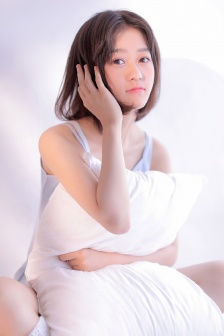 掀开杨幂的裙子扯下内裤
